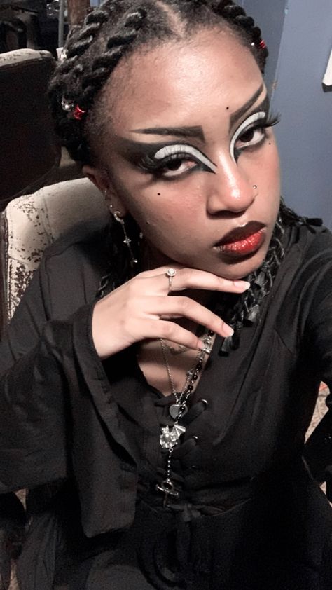 Gothic Drag Makeup, Black And White Goth Makeup, Corp Goth Makeup, Hot Goth Makeup, Purple Goth Makeup, Goth Makeup Aesthetic, Traditional Goth Makeup, Vampire Goth Makeup, Black Goth Makeup