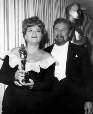 1966: Actress Shelley Winters displays the Oscar presented to her by actor Peter Ustinovr. She won the best supporting actress award for her role in the film "A Patch Of Blue. Shelly Winters, Susan Strasberg, Lee Grant, Actress Award, Oscar Awards, Peter Ustinov, Shelley Winters, Oscar Gowns, Best Actor Oscar