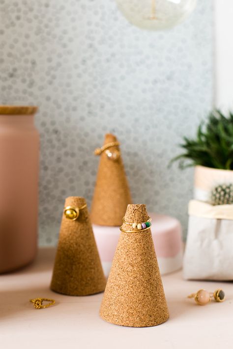 DIY Five Minute Make Cork Ring Cones Ring Display Ideas Diy, Rings Display Ideas, Jewelers Display, Diy Ring Display, Jewelry Holder Diy, Diy Ring Holder, Ring Holder Diy, Cork Sheet, Cheap Diamond Rings