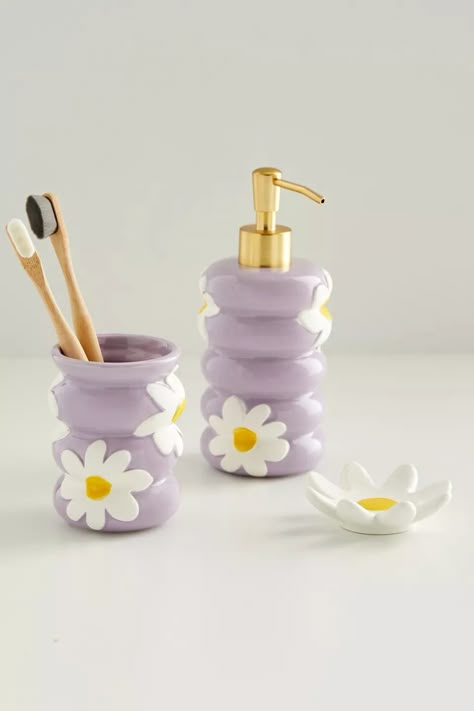 Daisy Soap Dispenser | Urban Outfitters Cute Spring Decor, Funky Bathroom Accessories, Urban Outfitters Wall Decor, Skin Care Decor, Urban Outfitters Bathroom Decor, Lavender Themed Bathroom, Cute Home Items, Urban Outfitters Back To College, Urban Outfitters X Pinterest Contest