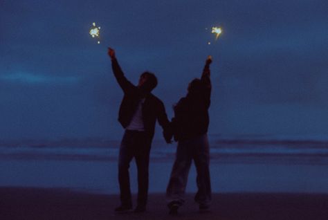 Audrie + Brady on the Oregon Coast 🎥 • • hosted by: @karalaynebeckerphotography & @sona.co.photo • Movie scenes, screen grabs, passion, sparks, sparklers, cigarette shoot, moody photography, cinematic, cinematography, Oregon photographer, Colorado couples photographer, documentary style photography, storytelling Couples Aesthetics 90s, Twilight Oregon, Movie Stills Cinematography, Cinematography Documentary, 90s Vintage Aesthetic, Brunette Couple, Canon Beach Oregon, Canon Beach, Documentary Style Photography