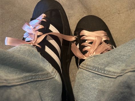 Pink shoelaces Pink Shoelaces, Black Superstar, Ribbon Shoes, Swag Shoes, Pretty Shoes, Dream Shoes, Cute Fits, Looks Vintage, Fashion Killa