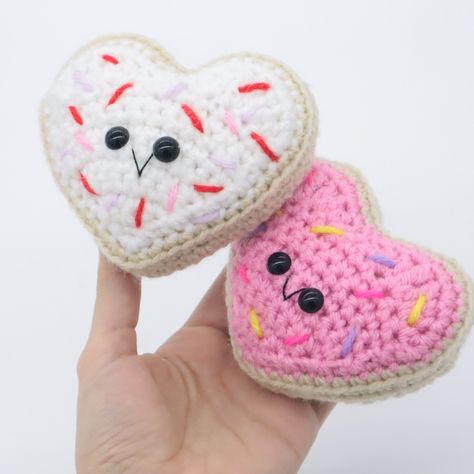 Crochet a cute and easy heart sugar cookie with this FREE amigurumi crochet pattern! Visit our site for hundreds more FREE crochet patterns! Amigurumi Cookies Free Pattern, Free Crochet Cookie Pattern, Cookie Crochet Pattern Free, Popular Crochet Patterns Free, Crochet Cookies Free Pattern, Free No Sew Amigurumi Pattern, Crochet Poptart, Crochet Heart Pattern Free, Crochet Cookies