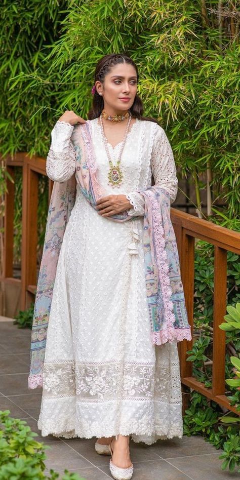 Dress Design Pakistani, Chicken Kari, Pakistani Party Wear Dresses, Lace Dress Design, Velvet Dress Designs, Simple Kurti Designs, Ayeza Khan, Pakistani Dresses Casual, Salwar Kamiz