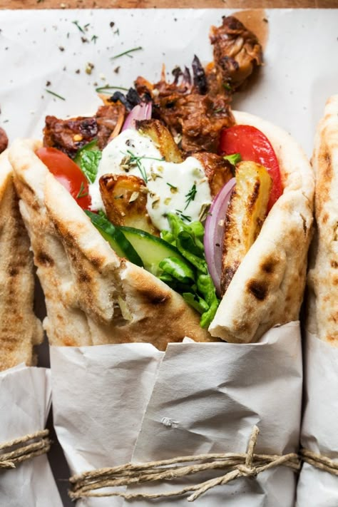 Vegan gyros - Lazy Cat Kitchen Vegan Gyros Recipe, Vegan Gyros, Lazy Cat Kitchen, Sommer Mad, Gyro Recipe, Vegan Greek, Jackfruit Recipes, Vegan Wraps, Vegan Sandwiches