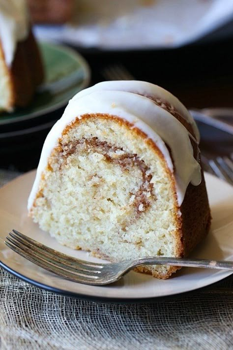 Cinnamon Cake Recipe, Cinnamon Roll Pound Cake, Cinnamon Cake Recipes, Cinnamon Cake, Cinnamon Roll Cake, Coffee Cakes, Bundt Cakes Recipes, Pound Cake Recipes, Yummy Sweets