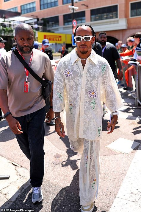 Lewis Hamilton Street Style, Everyday Outfits Summer, Streetwear Fashion Outfits, Lewis Hamilton Formula 1, F1 Lewis Hamilton, Fitness Fashion Outfits, Cool Fits, Lewis Hamilton, One Star