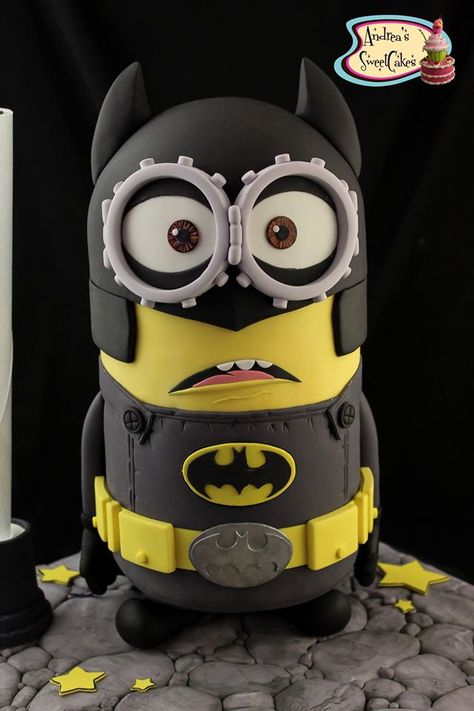 Minion Batman cake - For all your cake decorating supplies, please visit craftcompany.co.uk Batman Minion, Despicable Me Cake, Superhero Cakes, Minion Cakes, Super Torte, Minions Cake, Batman Cake, Torte Cupcake, A Minion