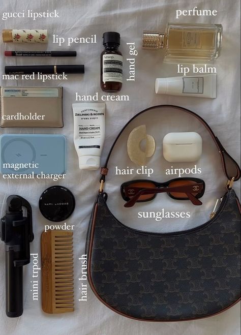 Tod Bag, Schul Survival Kits, Mac Red Lipsticks, Everyday Bag Essentials, What's In My Purse, What's In My Bag, Backpack Essentials, School Bag Essentials, Inside My Bag