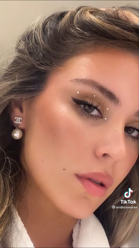 Simple Make Up For Concert, Cute Simple Rhinestone Makeup, Cute Trendy Makeup Looks, Jewel Eye Look, Eyeshadow Looks With Diamonds, Make Up Ideas For Party, Eye Gem Makeup Looks, Cute Rhinestone Makeup, Hoco Makeup With Gems