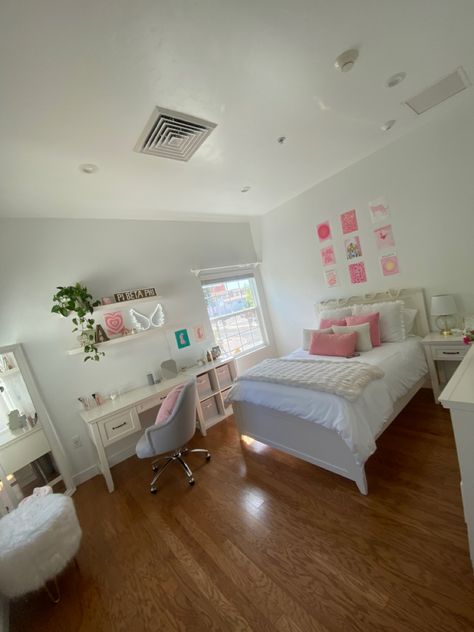 How To Fill Corners In Bedroom, Room Ideas Square Bedroom, Room Decor Pink And White, Pink And White Room, Room Decor Pink, Room Organization Bedroom, Preppy Bedroom, Bedroom Layout, Ideas Room