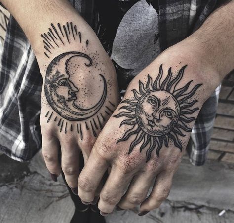 Herren Hand Tattoos, Tattoo Sonne, Moon Sun Tattoo, Moon Tattoos, Moon Tattoo Designs, Sun Tattoos, Hand Tattoos For Women, Cute Sun, Moon And Sun