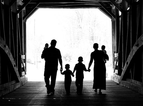 Covered Bridge Photo, Celebrity Nurseries, Amazing Portraits, Mens Casual Wear, Christmas Picture Ideas, Family Photo Shoot Ideas, Family Photo Poses, Bridge Photography, Family Christmas Pictures