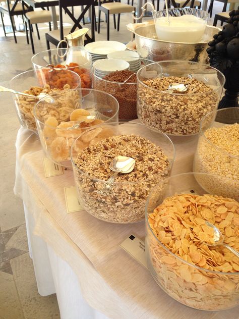 Cereal buffet with Triffle Bowls Cereal Bar At Wedding, Cereal Bar Wedding, Cereal Buffet Bar, Cereal Bars Party, Cereal Buffet, Cereal Party, Anniversary Brunch, Fall Ball, Food Bars