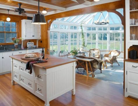 Sunroom Off Kitchen, Solarium Ideas, Greenhouse Kitchen, Sunroom Kitchen, Sunroom Furniture, Sun Rooms, Sunroom Designs, Dining Nook, Traditional Living