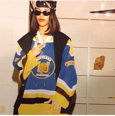 Aaliyah rockin' a Southern University jersey. #HBCU #SWAC Aaliyah Style 90s, 90s Singers, 90s Hip Hop Outfits, Southern University Jaguars, Aaliyah Aesthetic, 90s Street Style, Looks Hip Hop, 90’s Outfits, Aaliyah Style