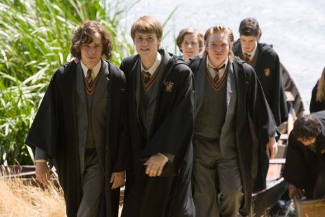 Harry Potter’s old man was a rowdy student at Hogwarts. But maybe it wasn’t all his fault… Harry Potter Timeline, Harry Potter Prequel, Quiz Harry Potter, Hogwarts Robes, Harry Potter Stories, Peter Pettigrew, Lily Potter, Neville Longbottom, Bellatrix Lestrange