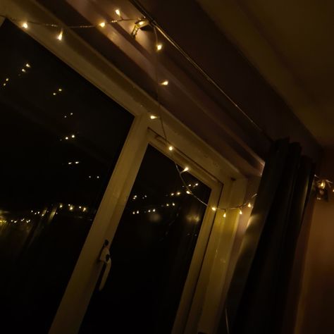 Fairy lights | autumn | winter | aesthetic Fairy Lights Couch, Glowing Lights Aesthetic, Fairy Lights Aesthetic Dark, Fairy Lights Aesthetic Room, Fairy Lights Bedroom Aesthetic, Dark Grunge Room, Room With Fairy Lights, Lights Aesthetics, Fairy Lights Aesthetic