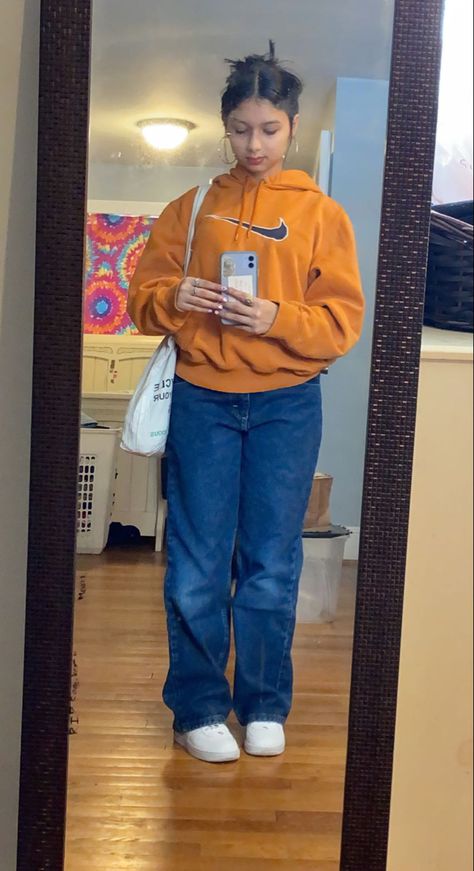 vintage nike, orange nike hoodie, baggy jeans, dark blue jeans, white airforce, streetwear, mirror picture, outfit inspiration, thrifted, tote bag, beige Orange Crewneck Outfit, Baggy Dark Blue Jeans Outfit, Dark Blue Baggy Jeans Outfit, Brown Crewneck Outfit, Orange Hoodie Outfit, Crewneck Outfit Aesthetic, Mirror Picture Outfit, Crewneck Outfits, Orange Nike Hoodie