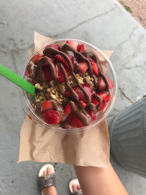 Pitaya Bowl, Strawberry Nutella, Chef Gordon Ramsay, Strawberry Acai, Nutella Recipes, Healthy Lifestyle Food, Food Cravings, Aesthetic Food, Good Eats