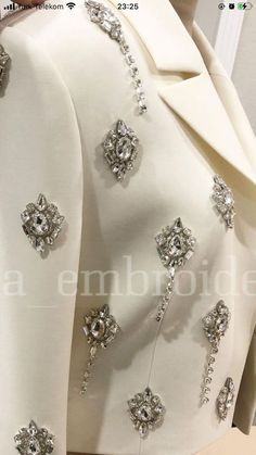 Embellishments Fashion, Sewing Rhinestones, Rhinestone Embroidery, Embroidery Fashion Detail, Crystal Embroidery, Embellished Clothing, Couture Embroidery, Embroidery Designs Fashion, Couture Details