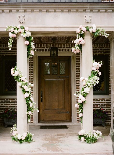 Column Decor Wedding, Wedding Pillars Decorations, Decorated Columns For Wedding, Wedding Decor House Entrance, Wedding Arch Pillars, Decorate Pillars Columns, Decorating Columns For Wedding, Pillar Alter Wedding, Outdoor Pillar Decoration Ideas