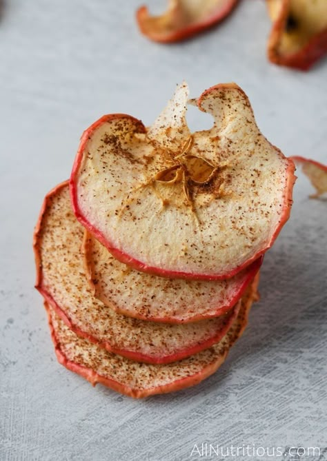 Low Calorie Baked Apples, Healthy Apple Chips, Baked Apple Chips, Oven Baked Apple, Low Calorie Baking, Whole 30 Dessert, Cinnamon Apple Chips, Crunchy Snacks, Apple Chips Baked