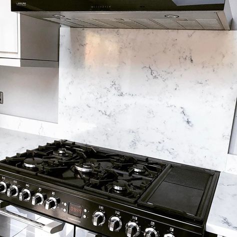 A common question asked by our customer. "Shall I have a SPLASH-BACK behind the cooker?" Hopefully this stunning picture of marbled Carrara splash-back sat behind a range cooker will give you an idea of what it can look like once installed and help give you the answer. Cooker Splashback Ideas, Cooker Splashback, Splashback Ideas, Carrara Quartz, Quartz Backsplash, Backsplash Panels, Stone Backsplash, Range Cooker, Kitchen Decor Items