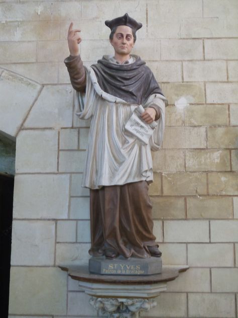 St Yves, Statue