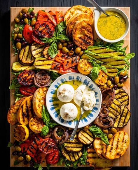 Roasted Veggie Charcuterie Board, Roasted Veggie Board, Roasted Vegetable Charcuterie Board, Bbq Platter Ideas, Italian Grilled Vegetables, Grilled Veggie Platter, Vegetarian Boards, Vege Platter, Roasted Vegetable Platter