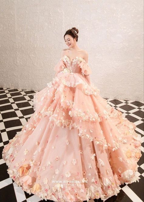 Melon Quinceanera Dresses, Quincenera Dress, Ball Gowns Fantasy, Debut Gowns, Princess Dress Fairytale, Debut Dresses, Pink Ball Gown, Clothing Reference, Pretty Quinceanera Dresses