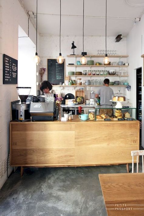 Comfort food e interiorismo; aquí te decimos cuales son las cinco cafeterías de diseño en la CDMX que debes conocer este año. #cafe #coffee #coffeelover #cafeteria #butfirstcoffee Bakery Interior, Small Coffee Shop, Small Cafe Design, Bar In Casa, Coffee Shop Interior Design, Cozy Coffee Shop, Coffee Shop Bar, Bar Interior Design, Cafe Shop Design