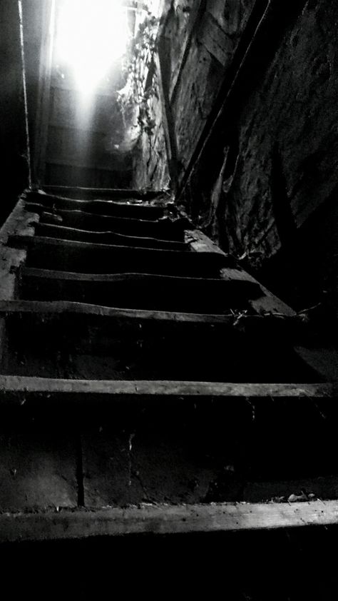 Creepy Black And White Photos, Creepy Stairs, Abandoned Stairs, Creepy Urban Legends, Creepy Photography, Mansion Aesthetic, Folk Horror, Photography Moodboard, Black Stairs