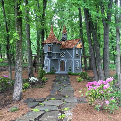 Play Houses Diy, Castle Playhouse, Outside Playhouse, Flagstone Path, Large Backyard Landscaping, Playhouse Plans, Indoor Playhouse, Diy Playhouse, Build A Playhouse