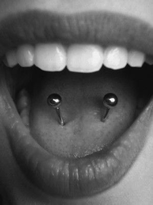 Hippe Piercings, Tongue Web Piercing, Frenulum Piercing, Web Piercing, Piercing Bouche, Piercing Eyebrow, Mouth Piercings, Piercing Conch, Piercing Cartilage