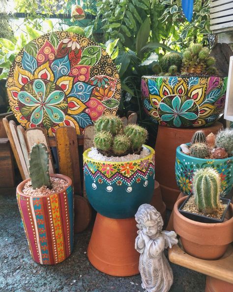 Painted Terra Cotta Pots Ideas Simple, Painted Plant Pots Diy Boho, Boho Plant Pots Diy, Painted Flower Pots Boho, Boho Plant Pots, Mandala Coloring Pages Finished, Hand Painted Pots Diy, Mexican Patio Ideas, Flower Pot Art