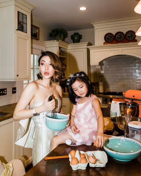 TIME-SAVING MOM HACKS TO GET THROUGH QUARANTINE LIFE- #NotJessFashion | #QuarantineLife | #LivingHomeQuarantine | #Quarantine | #Jessica_Wang | Top Model Fashion, Jessica Wang, Style Rut, Gigi Hadid Style, Musa Fitness, Reality Shows, Hadid Style, Festival Style, Mom Hacks