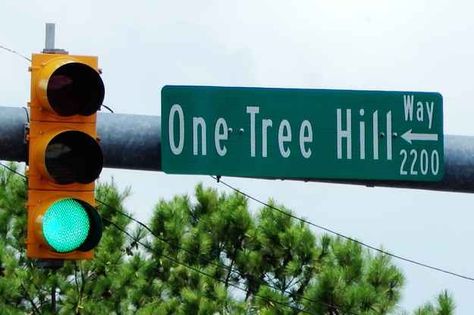 Some Facts You Probably Didn't Know About "One Tree Hill"  Wilmington renamed a city street to “One Tree Hill Way.” One Tree Hill Quotes, Chad Michael Murray, Great Tv Shows, Tree Hill, Destination Voyage, First Tv, One Tree Hill, Book Tv, City Street