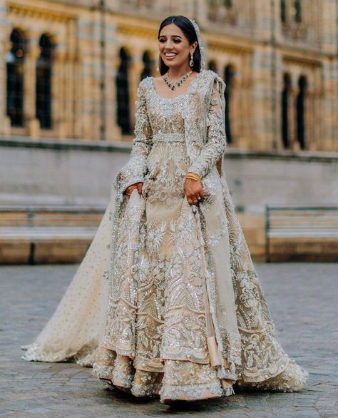 Dresses Indian Wedding, Indian Wedding Gowns, Walima Dress, Desi Wedding Dresses, Asian Bridal Dresses, Asian Wedding Dress, Pakistani Wedding Outfits, Pakistani Fancy Dresses, Pakistani Fashion Party Wear