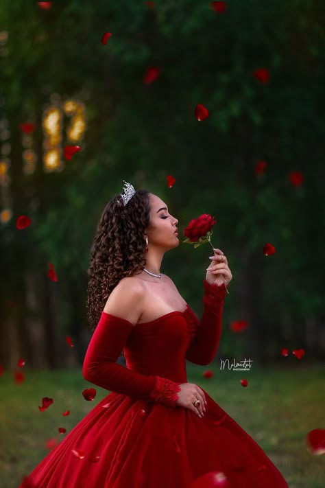 Quinceañera Photoshoot Ideas Short Dress, Red Quince Photoshoot Ideas, Red Quince Photoshoot, Quinceanera Photoshoot Ideas Butterfly, Quinceneara Photo Shoot, Quince Pics Ideas, Quinceañera Poses Ideas, Poses For Quinceanera Pictures, 15 Photoshoot Ideas