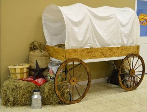 Wagon Decor Diy Covered Wagon, Covered Wagon Table, Farm Vbs, Country Western Parties, Cowboy Theme Party, Wild West Theme, Wild West Party, Western Dance, Rodeo Party