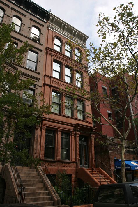 Restored NYC townhouse exterior. Nyc Exterior Apartment, Nyc Townhouse Exterior, Nyc Townhouse Interior, Townhouse Architecture, Brownstone House, Apartment Front, Brick Apartment, Nyc Brownstone, Bloxburg City