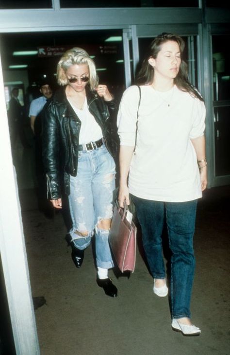 Madonna in the distressed denim that was what all the Cool Kids were wearing. 80s Jeans Outfit, Celebrity Airport Style, 80s Jeans, Jeanne Damas, Western Look, Jane Birkin, Cindy Crawford, Tommy Hilfiger Jeans, Brigitte Bardot