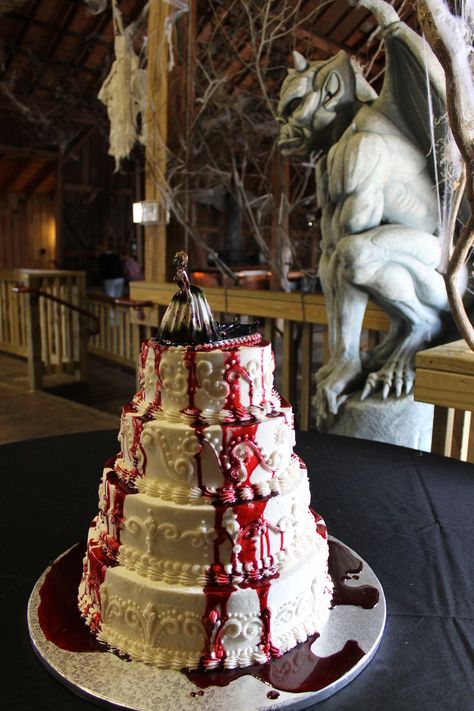 Gargoyle!! Halloween Wedding Cake, Horror Wedding, Gothic Wedding Cake, Zombie Wedding, Crazy Wedding Cakes, Gothic Cake, Halloween Wedding Cakes, Vampire Wedding, How To Make Wedding Cake