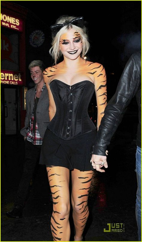 Tiger Costume Women, Tiger Costume Diy, Tiger Halloween Costume, Tiger Makeup, Tiger Costume, Pixie Lott, Diy Halloween Costumes For Women, Holloween Costume, Diy Kostüm