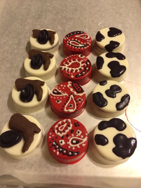 Western theme cowboy theme chocolate covered Oreos Rodeo Treats Western Theme, Cowboy Cakesicles, Cowboy Desserts Western Theme, Cowboy Theme Treats, Cowboy Treats Western Theme, Western Theme Desserts, Western Chocolate Covered Strawberries, Western Desserts Ideas, Rodeo Desserts