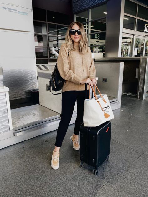 Plus Size Airport Outfit, Las Vegas Outfits Winter, Winter Airport, Comfortable Airport Outfit, Airport Outfit Winter, Chic Airport Outfit, Cute Airport Outfit, Airport Chic, Comfy Airport Outfit