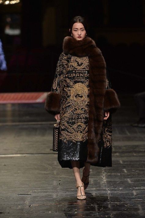 Dolce Gabbana Alta Moda, Ethno Style, Elegante Y Chic, Couture Runway, Dolce E Gabbana, Fur Fashion, Mode Vintage, 2016 Fashion, Vogue Paris