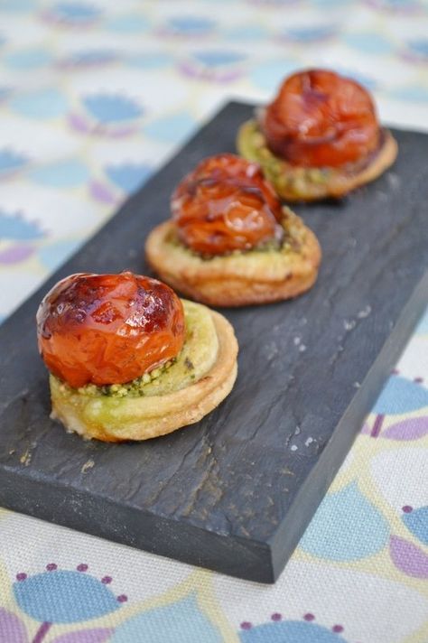 Balsamic Tomato & Pesto Canapés. A burst of Mediterranean flavours that will make your mouth zing! They're very moreish!  #vegan #vegetarian Vegetarian Canapes, Canapes Faciles, Party Nibbles, Canapes Recipes, Great British Chefs, Tomato Pesto, Buffet Food, Great British, Vegan Snacks