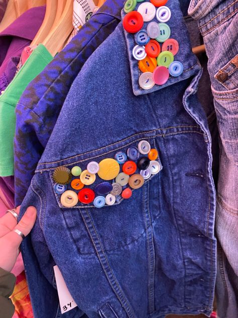 Button Creations, Denim Embroidery, Looks Country, Upcycle Sewing, Denim Projects, Denim Jacket With Dress, Jean Crafts, Denim Crafts, Embroidery On Clothes